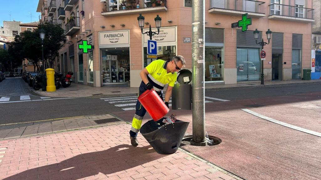 Un trabajador del servicio de limpieza pública del Ayuntamiento de Zaragoza, en el barrio de El Gancho.