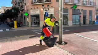 Un trabajador del servicio de limpieza pública del Ayuntamiento de Zaragoza, en el barrio de El Gancho.