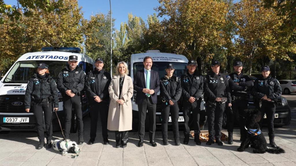 Fotografía de familia con los agentes policiales participantes en la presentación.