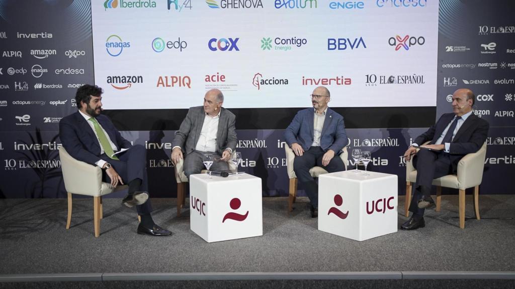José Luis Adanero, responsable de Regulación y Liquidaciones de Renovables de Iberdrola Energía Sostenible España; Fernando Pastor, corresponsal económico de EL ESPAÑOL; Juan Virgilio Márquez, CEO de la Asociación Empresarial Eólica (AEE); y Rafael Mateo, experto energético y exconsejero delegado de Acciona Energía durante el II Observatorio de la Energía organizado por EL ESPAÑOL e Invertia.