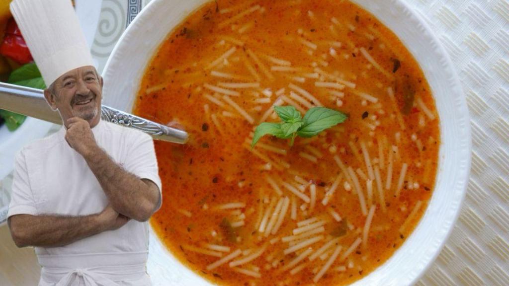 Karlos Arguiñano junto a un plato de sopa con fideos.