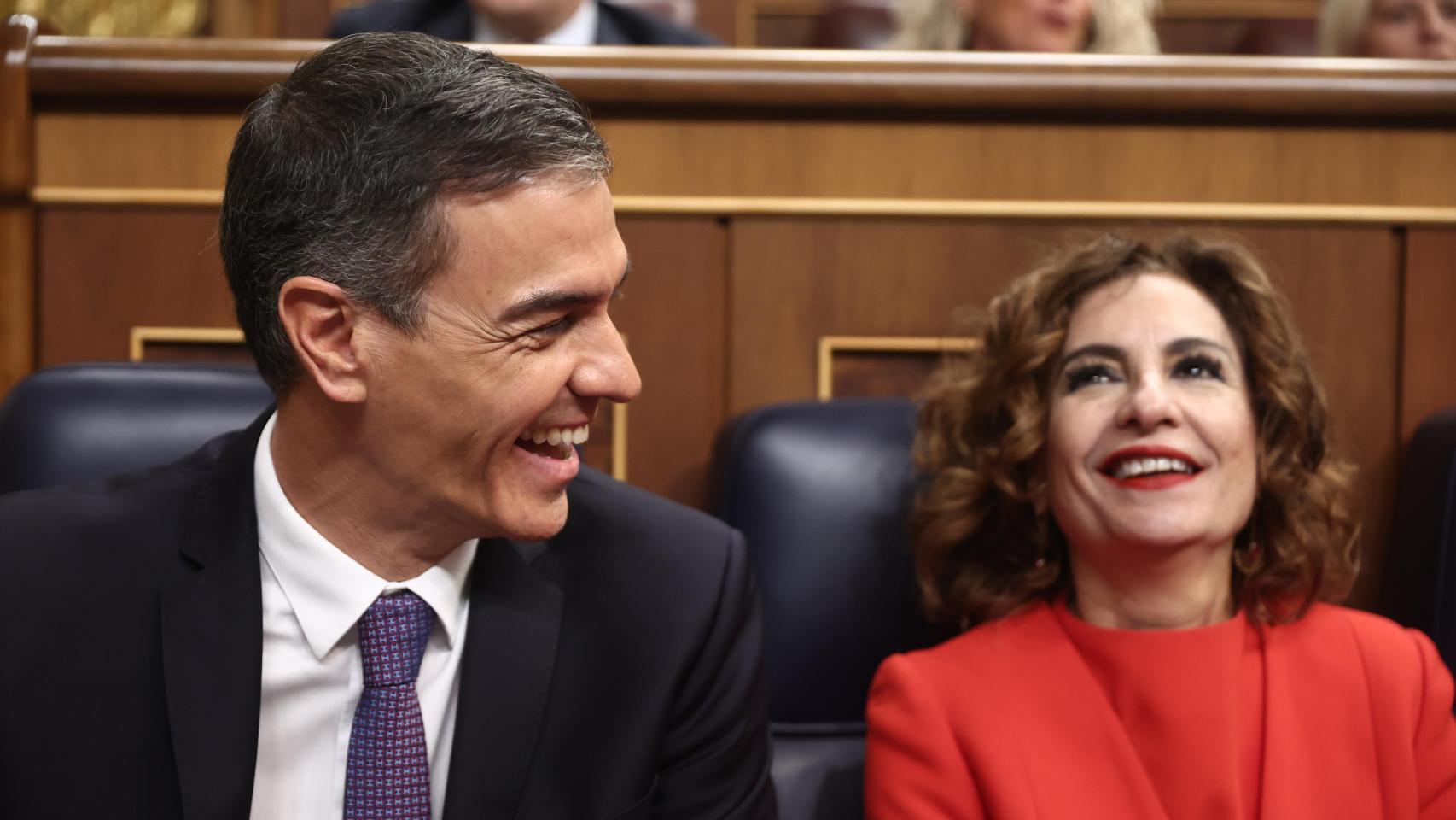 El presidente del Gobierno, Pedro Sánchez, y la vicepresidenta primera y ministra de Hacienda, María Jesús Montero