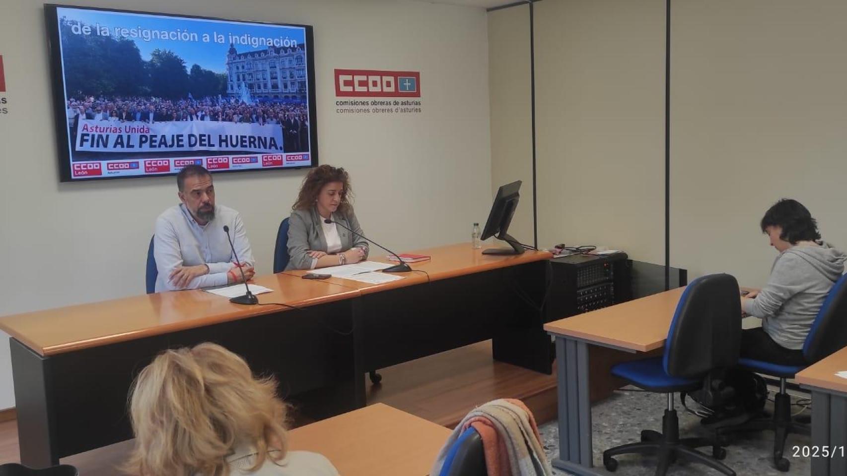 El secretario general de CCOO en Asturias, José Manuel Zapico, y su homóloga en León, Elena Blasco, en rueda de prensa en Oviedo.