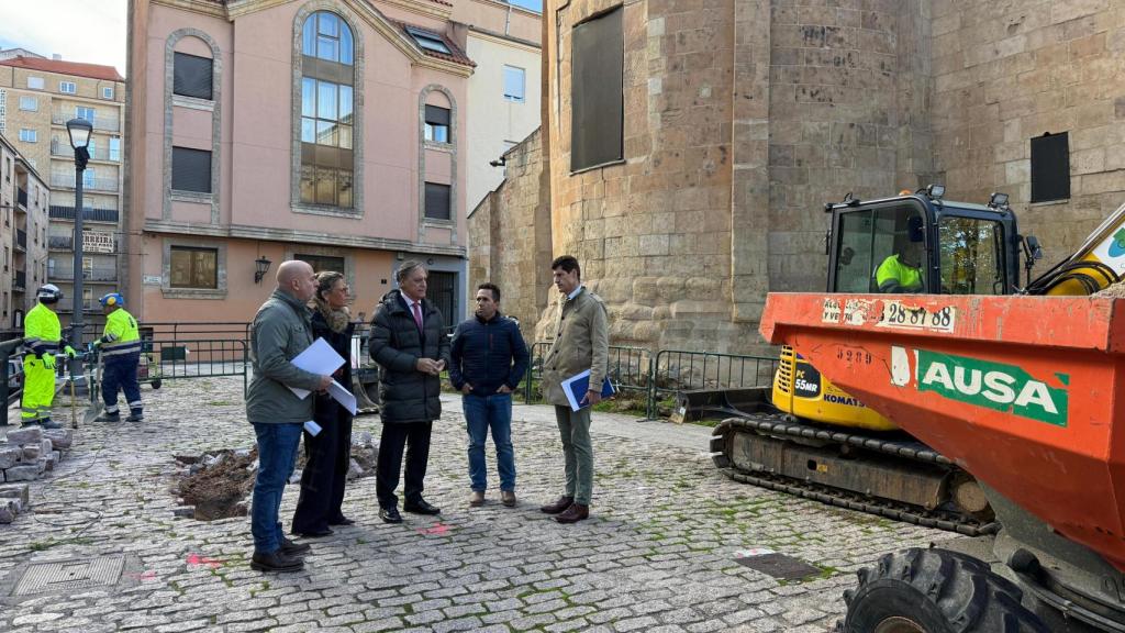 Carlos García Carbayo visita las obras renaturalización en la plaza San Cristóbal