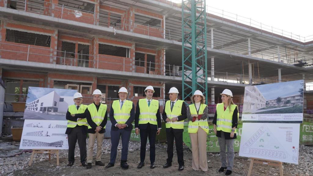 . El consejero de Medio Ambiente, Vivienda y Ordenación del Territorio, Juan Carlos Suárez-Quiñones, visita, junto al alcalde de Valladolid, Jesús Julio Carnero, las viviendas colaborativas de alquiler joven de la calle Mieses en Valladolid.