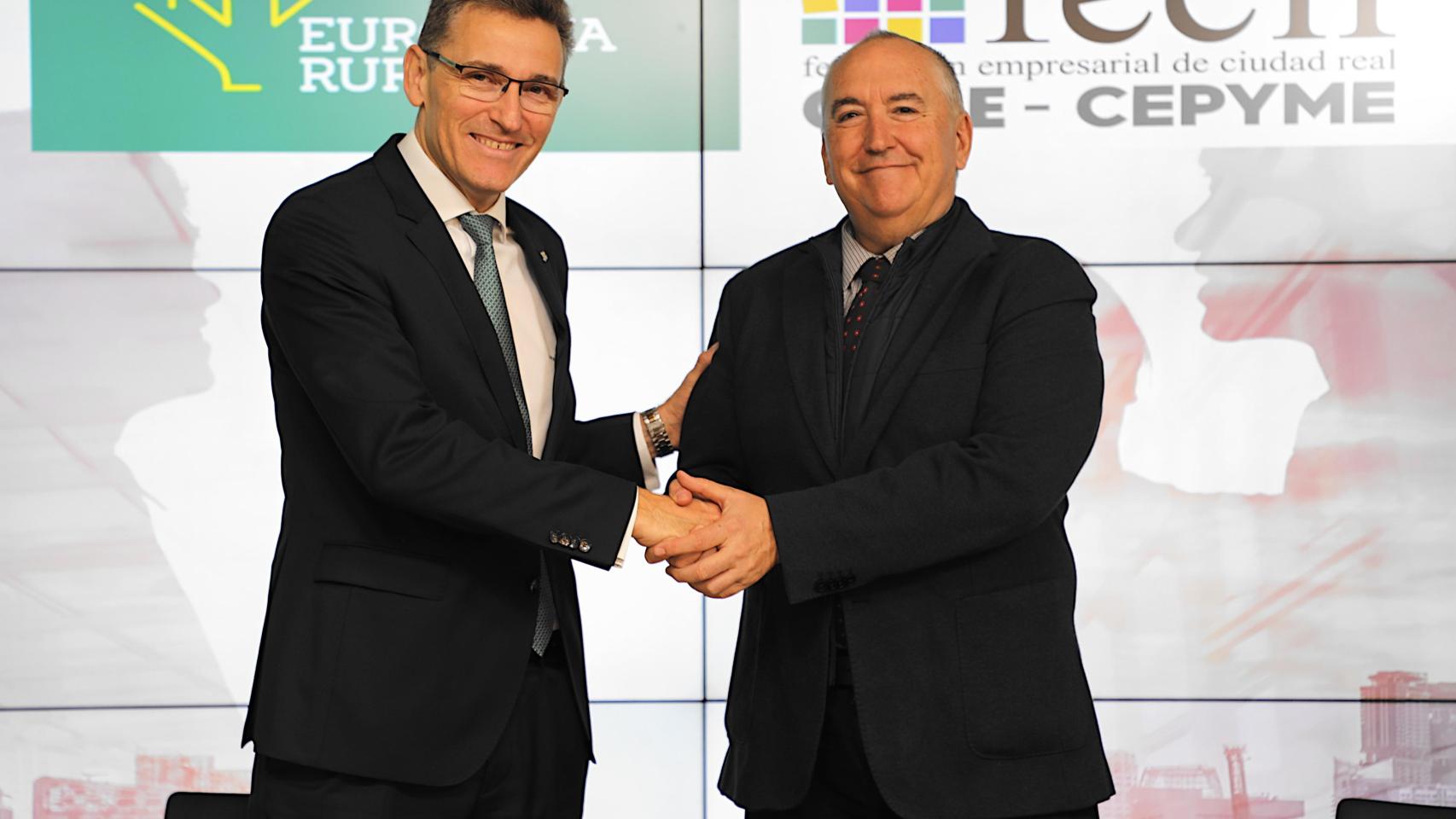 Firma convenio director general de Eurocaja Rural y presidente de FECIR.