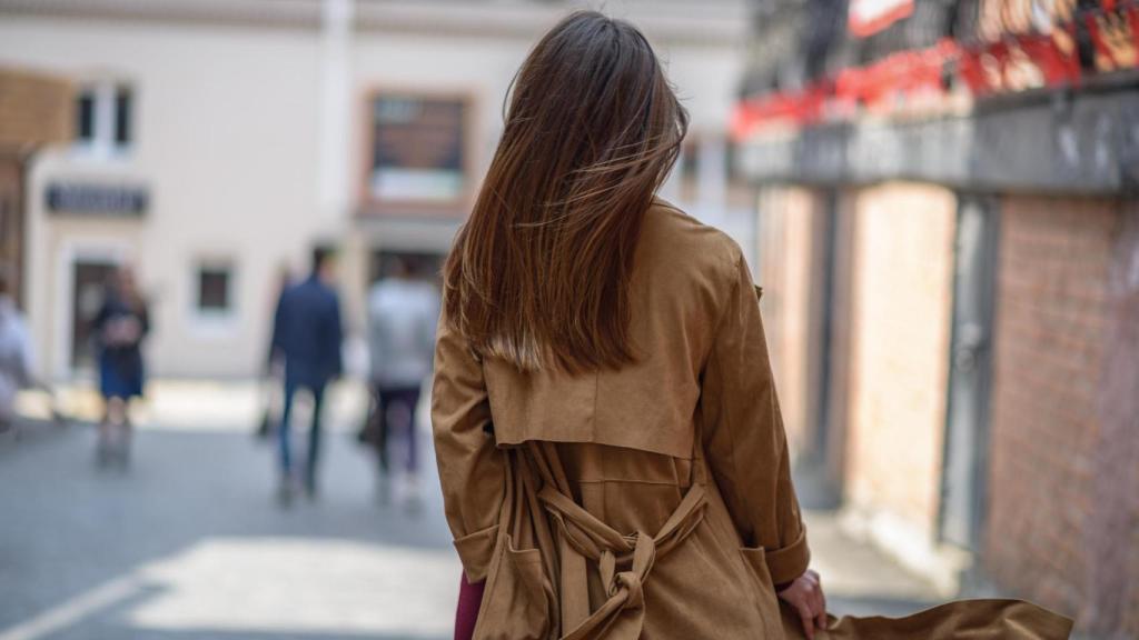 Imagen de archivo de una mujer en la calle.