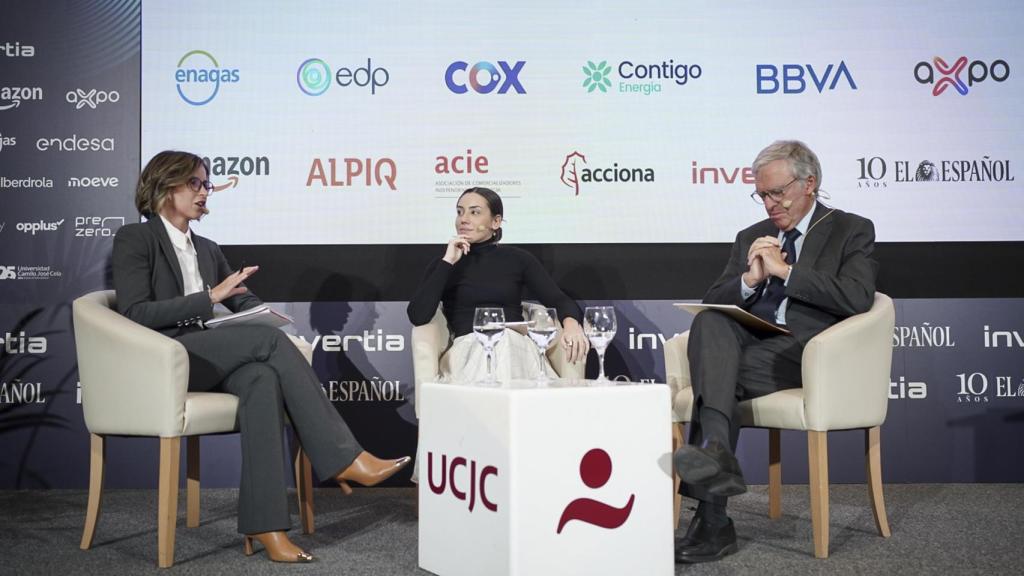 Nerea López (Cox), Alba Pérez (EL ESPAÑOL-Invertia) y José Donoso (UNEF), en el II Observatorio de la Energía de EL ESPAÑOL e Invertia.