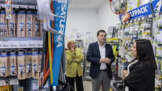 El presidente de la Junta de Castilla y León, Alfonso Fernández Mañueco, durante su visita a un establecimiento comercial en Zamora