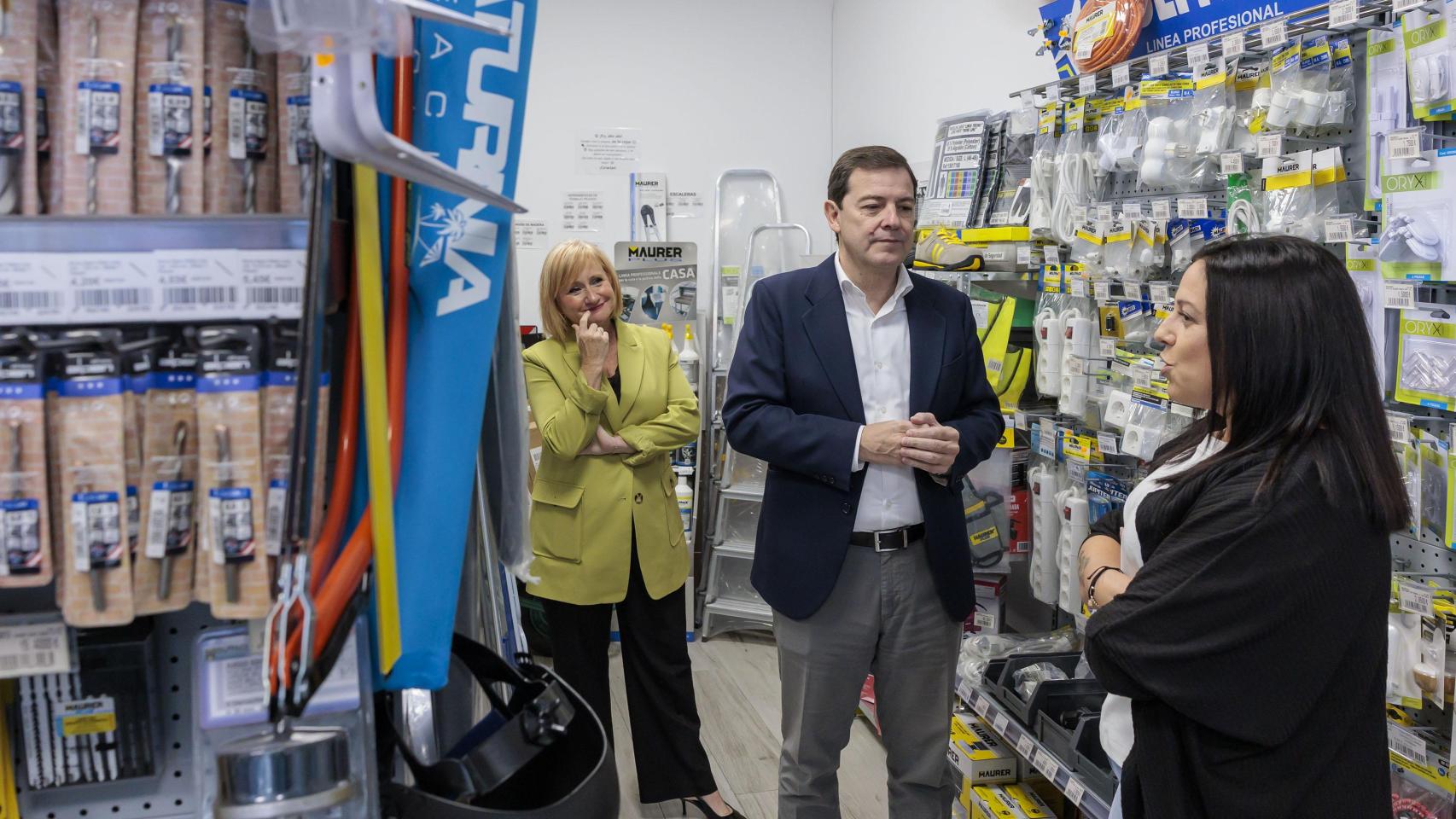 El presidente de la Junta de Castilla y León, Alfonso Fernández Mañueco, durante su visita a un establecimiento comercial en Zamora