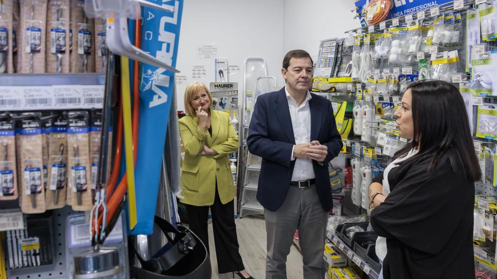 El presidente de la Junta de Castilla y León, Alfonso Fernández Mañueco, durante su visita a un establecimiento comercial en Zamora