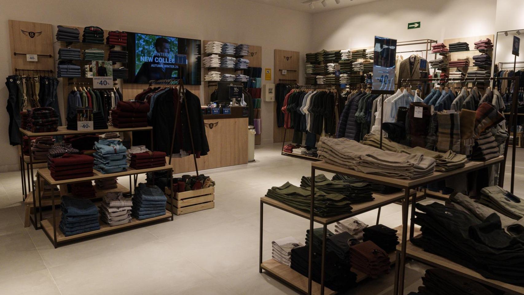 Interior de la nueva tienda de ropa masculina en Luz del Tajo.