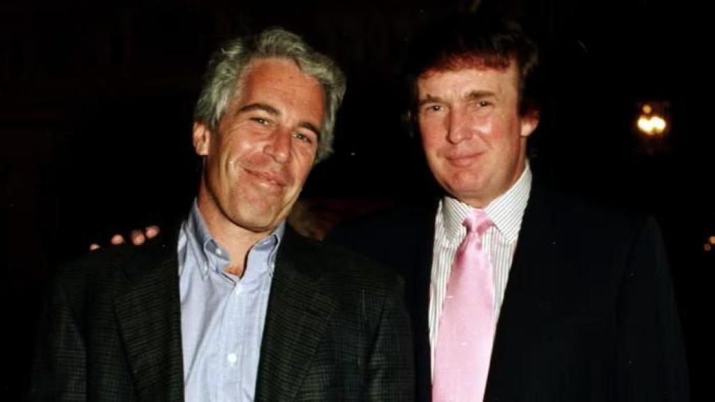 Jeffrey Epstein y Donald Trump en una de las imágenes en las que posan juntos.