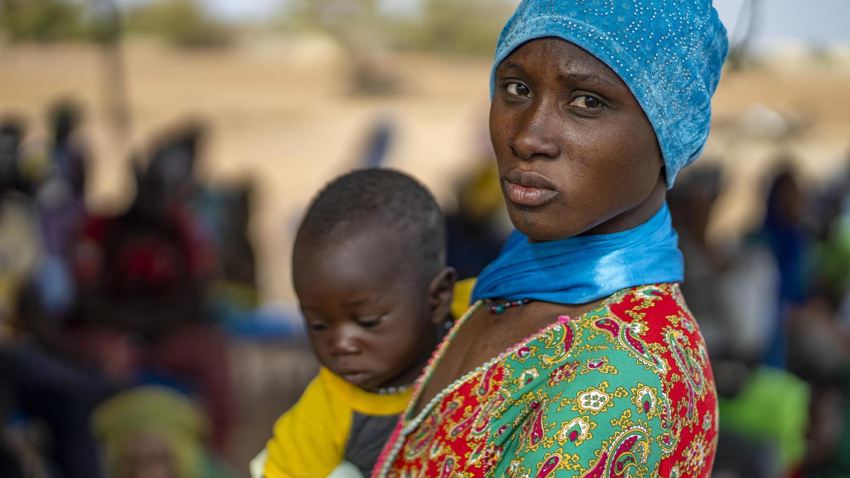 Una mujer junto a su hijo.