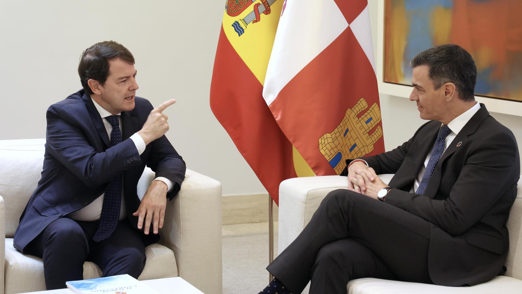 El presidente de la Junta, Alfonso Fernández Mañueco, y el presidente del Gobierno, Pedro Sánchez, durante una reunión en la Moncloa en noviembre de 2024