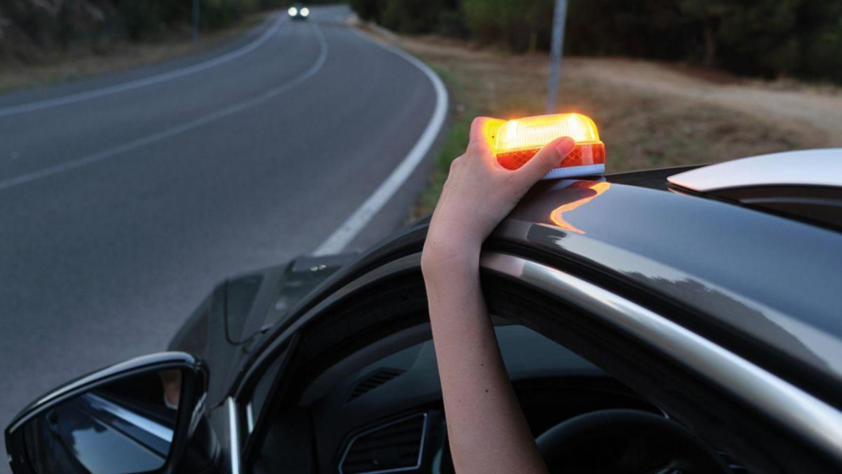 PcComponentes rebaja la baliza V16 homologada que la DGT te obligará a llevar en el coche en 2026