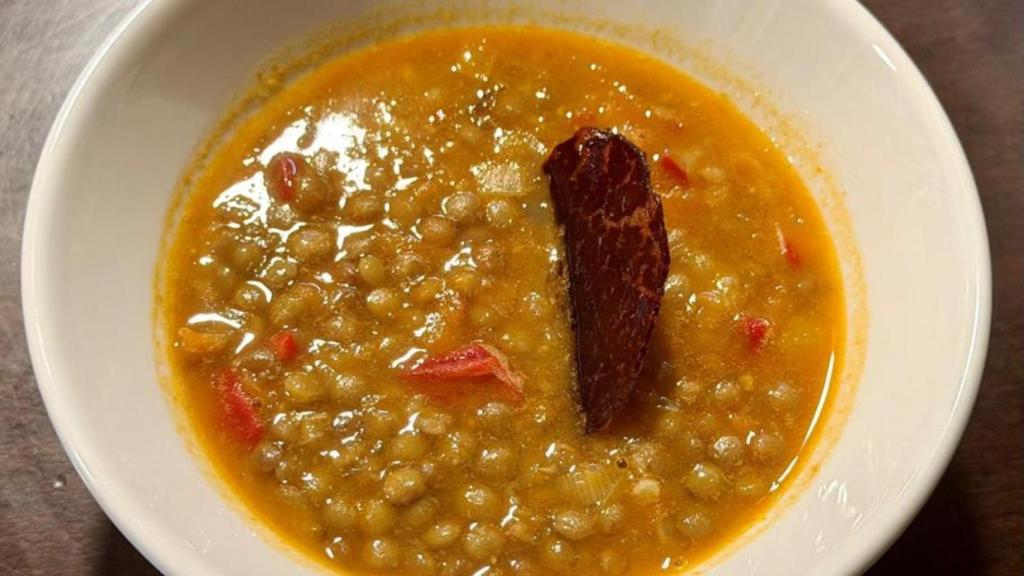 Tapa de lentejas con verduras y crujiente de lomo ibérico de Bellota