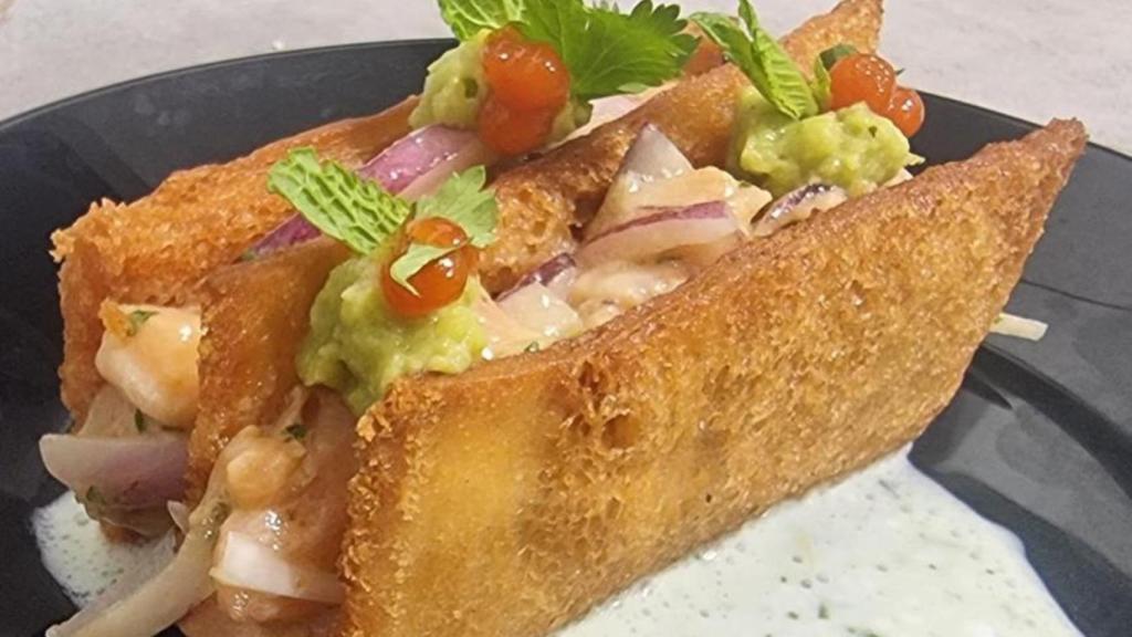 Bocado de ceviche de salmón con espuma de mango y menta