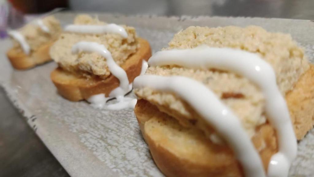 Pastel de mejillones con alioli de limón