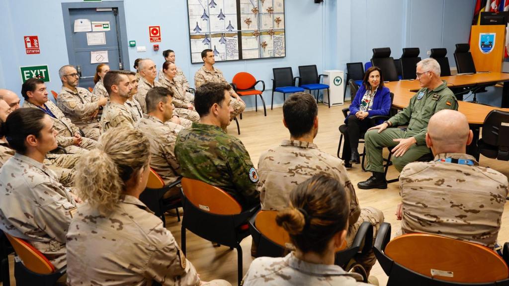La ministra de Defensa, Margarita Robles, durante su encuentro con parte del personal del mando aliado del Centro de Operaciones Aéreas Combinadas (CAOC-TJ). Base Aérea de Torrejón.