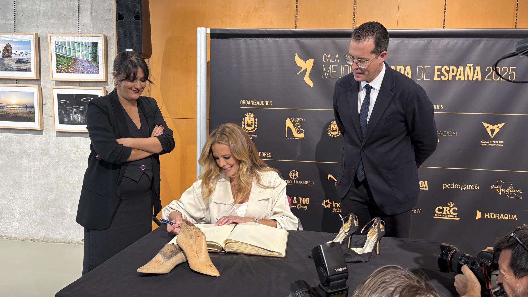 La directora del Museo del Calzado, Andrea Paños; la presentadora Paula Vázquez; y el alcalde de Elda, Rubén Alfaro.