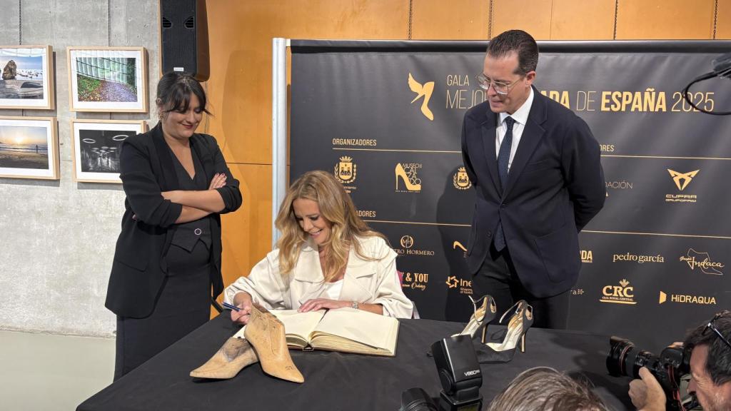 La directora del Museo del Calzado, Andrea Paños; la presentadora Paula Vázquez; y el alcalde de Elda, Rubén Alfaro.