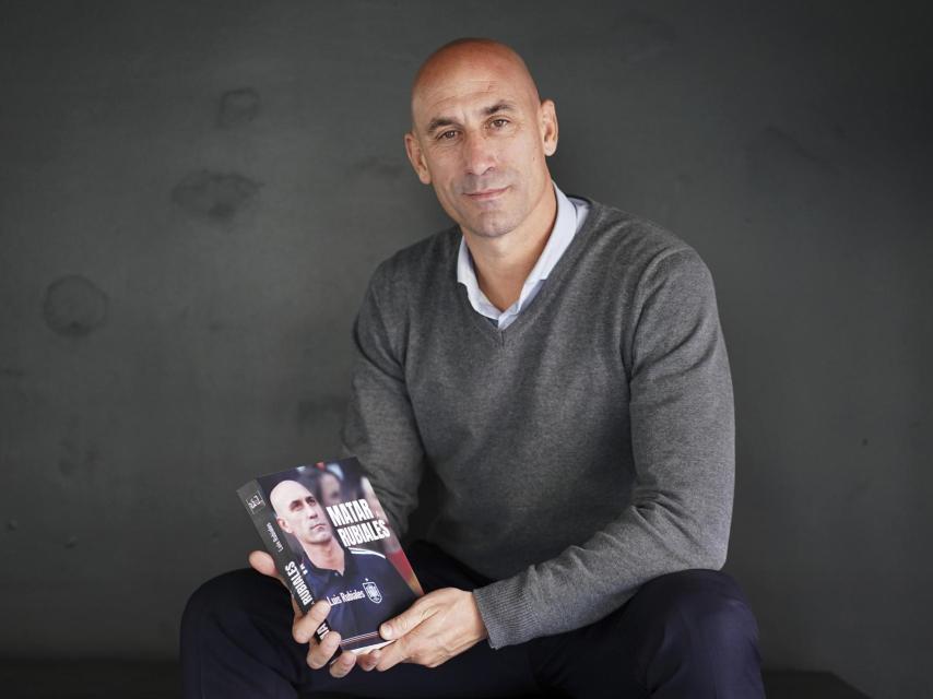Luis Rubiales con su libro Matar a Rubiales