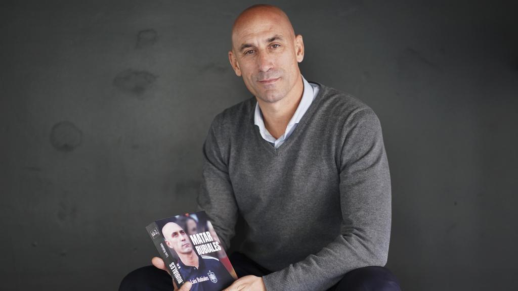 Luis Rubiales con su libro Matar a Rubiales