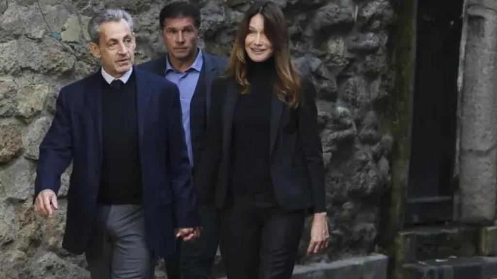Nicolas Sarkozy y Carla Bruni saliendo de su casa.