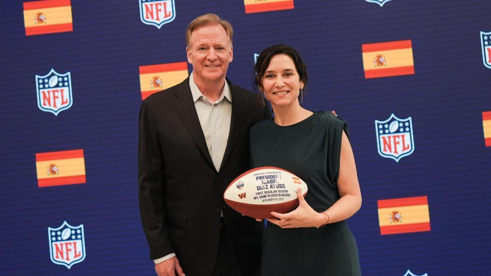 La presidenta de la Comunidad de Madrid, Isabel Díaz Ayuso y Roger Goodell, el comisionado en jefe de la NFL.