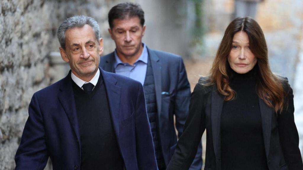 Nicolas Sarkozy y Carla Bruni saliendo de su casa.