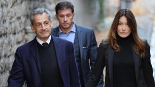 Nicolas Sarkozy y Carla Bruni al salir de casa.