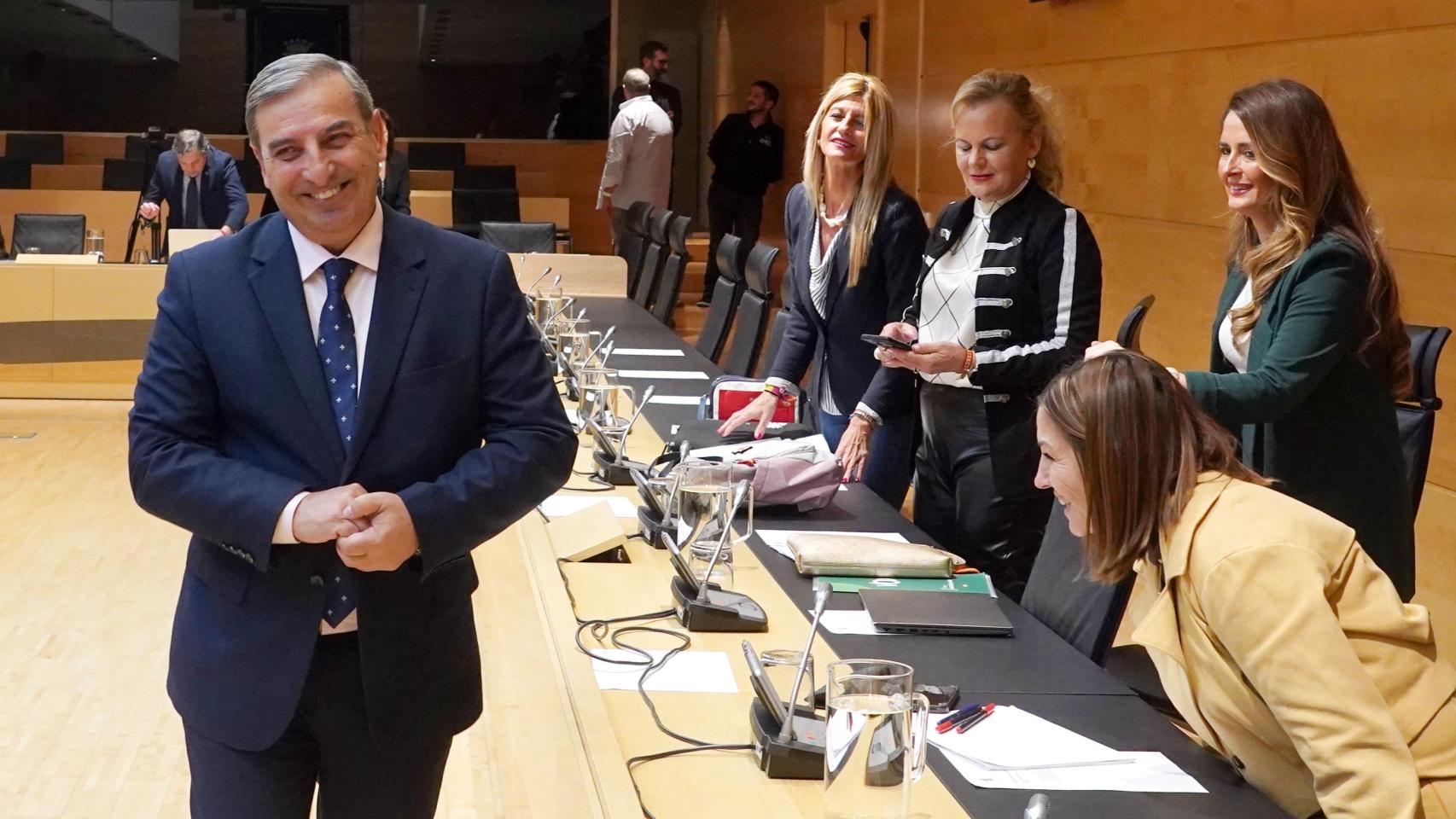 El consejero de Movilidad y Transformación Digital de la Junta de Castilla y León, José Luis Sanz Merino, a su llegada a su comparecencia de este miércoles en las Cortes