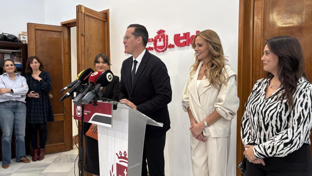 El alcalde, Rubén Alfaro, y la presentadora, Paula Vázquez, durante la firma en el libro de Honor de la ciudad