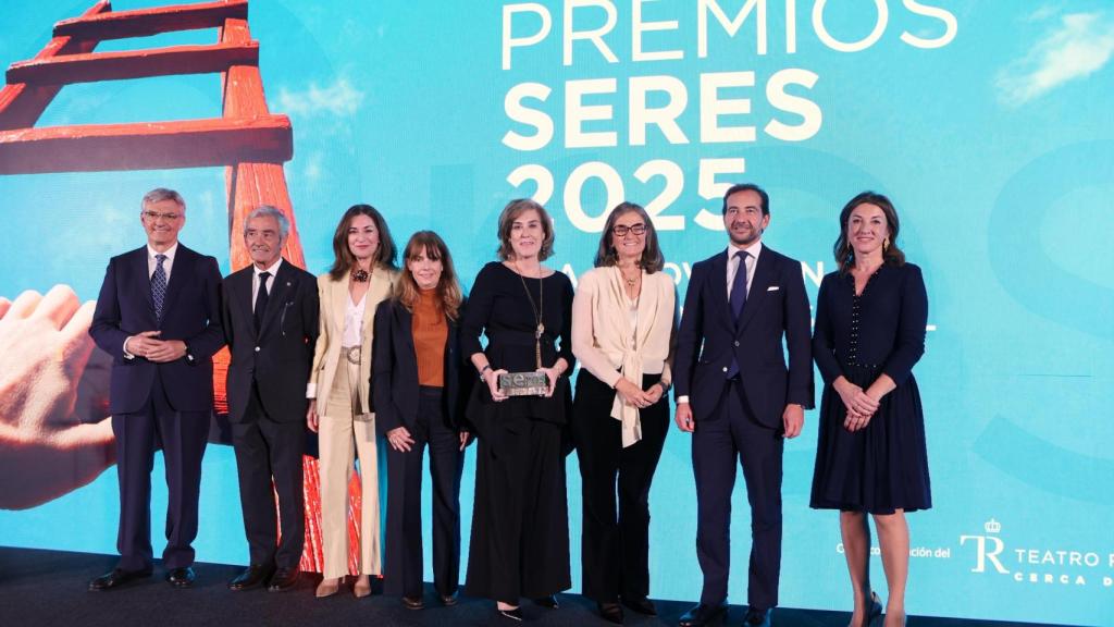 Foto de familia de los galardonados en los Premios SERES 2025.