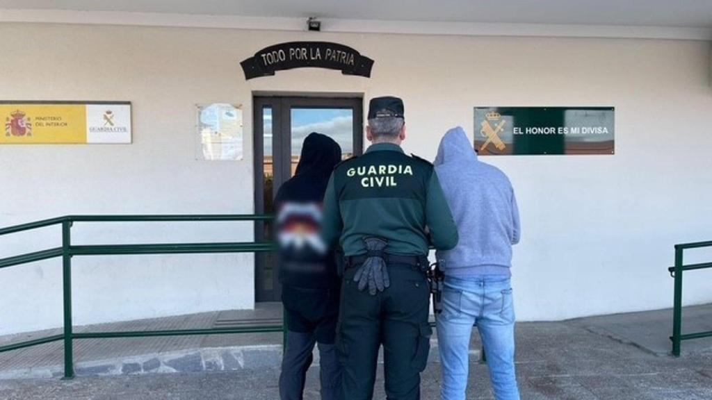 Imagen de los dos detenidos facilitada por la Guardia Civil.