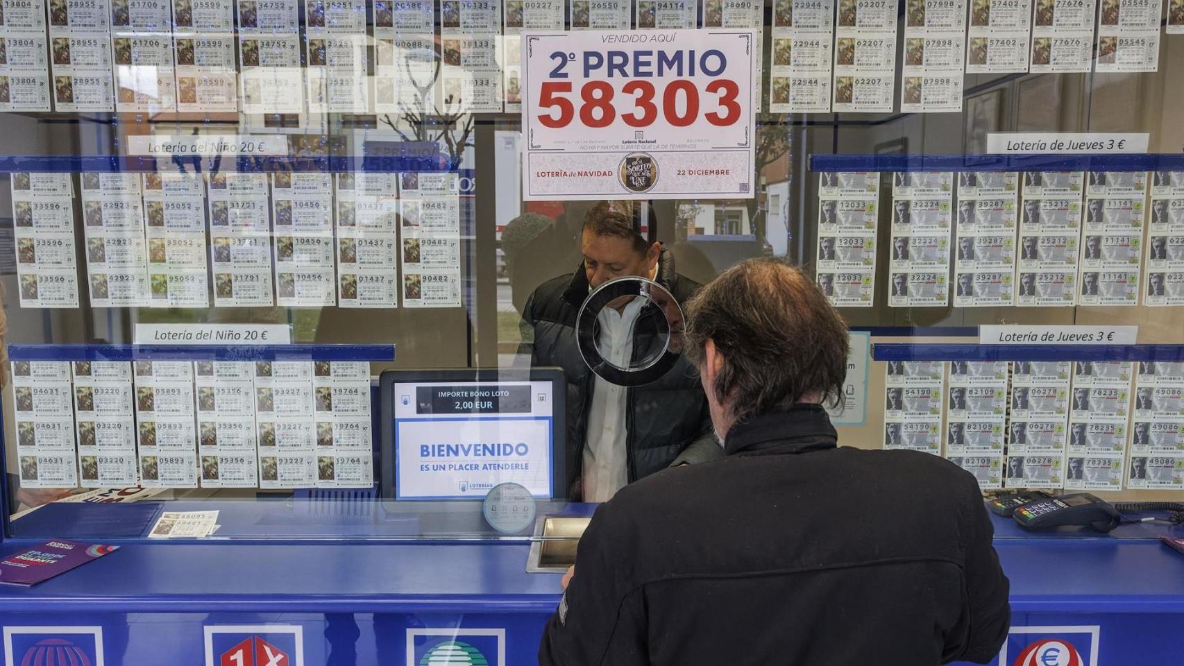 Empleados de la administración celebran que han vendido parte del número 58303 correspondiente al 'Segundo Premio’ del Sorteo Extraordinario de la Lotería de Navidad.