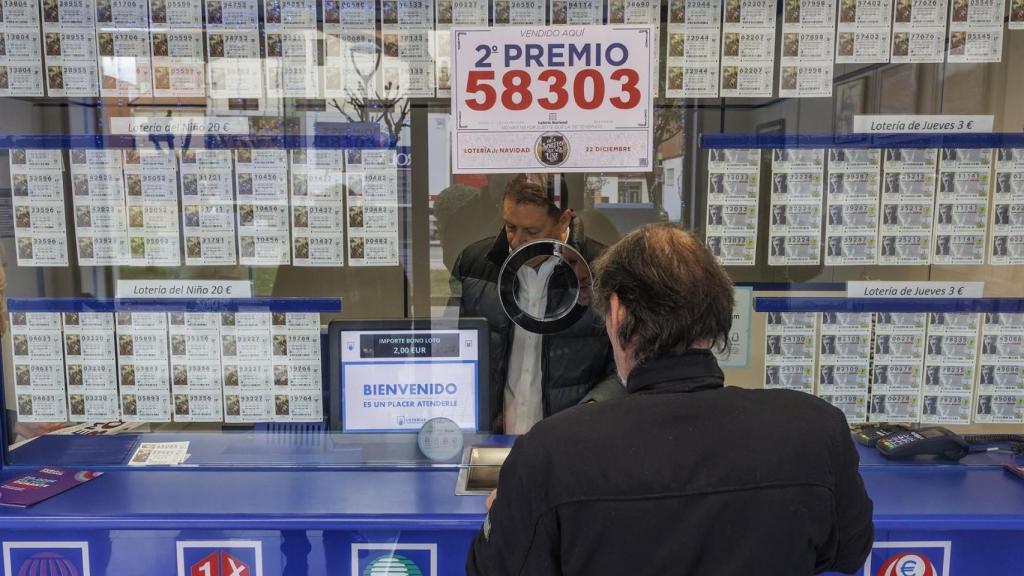 Empleados de la administración celebran que han vendido parte del número 58303 correspondiente al 'Segundo Premio’ del Sorteo Extraordinario de la Lotería de Navidad.