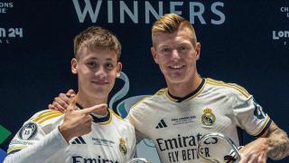 Arda Güler y Toni Kroos posan con la Champions.