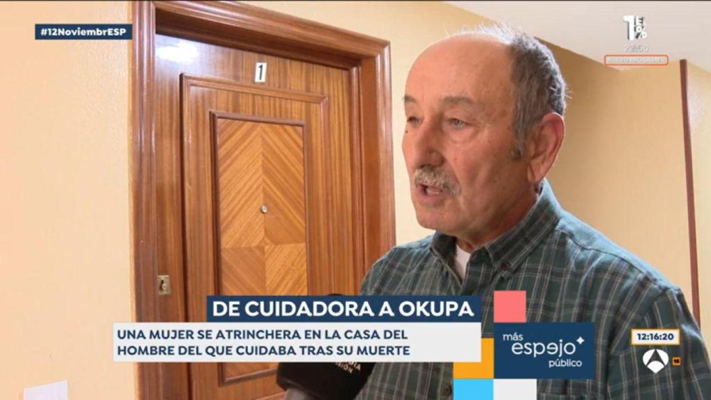 Ramón, sobrino de Lucas, hablando con los periodistas de 'Antena 3'