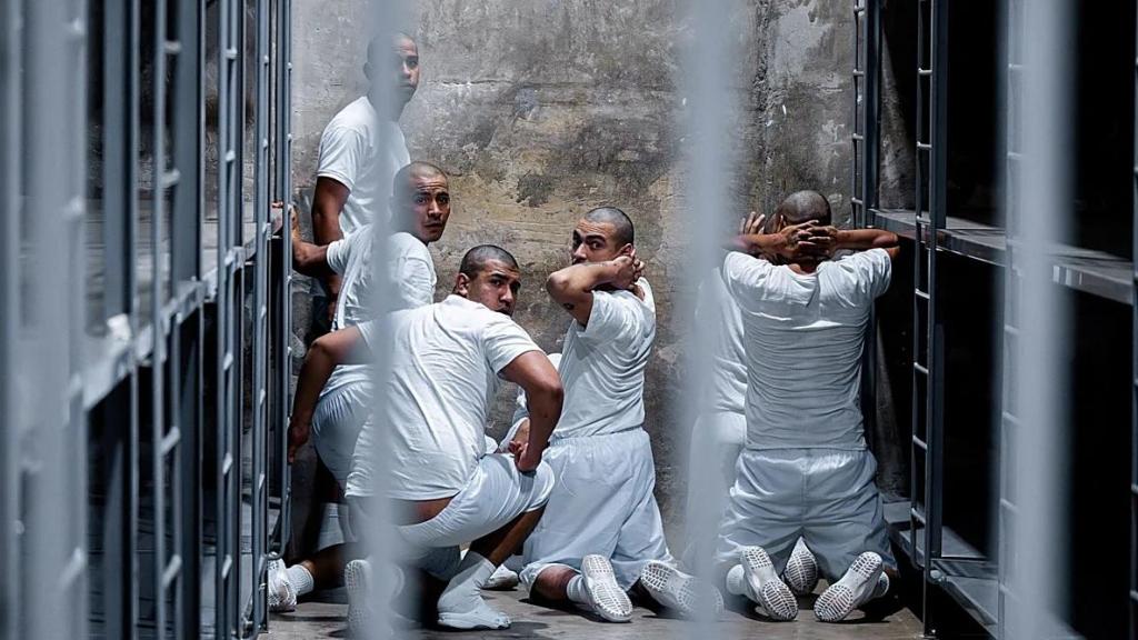 Presuntos pandilleros, dentro del Cecot, la megaprisión de Bukele.