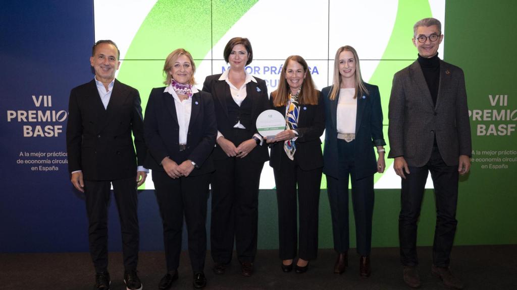 Moeve obtiene el premio BASF a la mejor práctica de economía circular en España. De izquierda a derecha: Juan Alfaro, director del Club de Excelencia en Sostenibilidad; Elena Alcalde, directora de Supply Chain y Compras en Moeve Chemicals; Soledad Grao, Elisabeth Dumois y Cristina Ollero, del equipo de Supply Chain y Compras de Moeve Chemicals; Carles Navarro, director general de BASF España.
