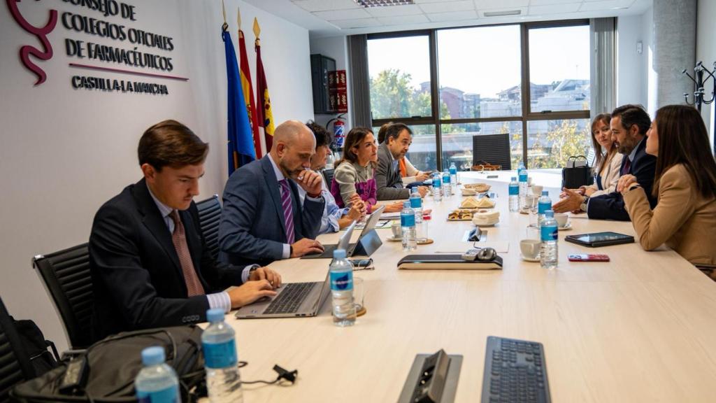Reunión de Paco Núñez con los representantes del Consejo de Colegios Oficiales de Farmacéuticos de Castilla-La Mancha.