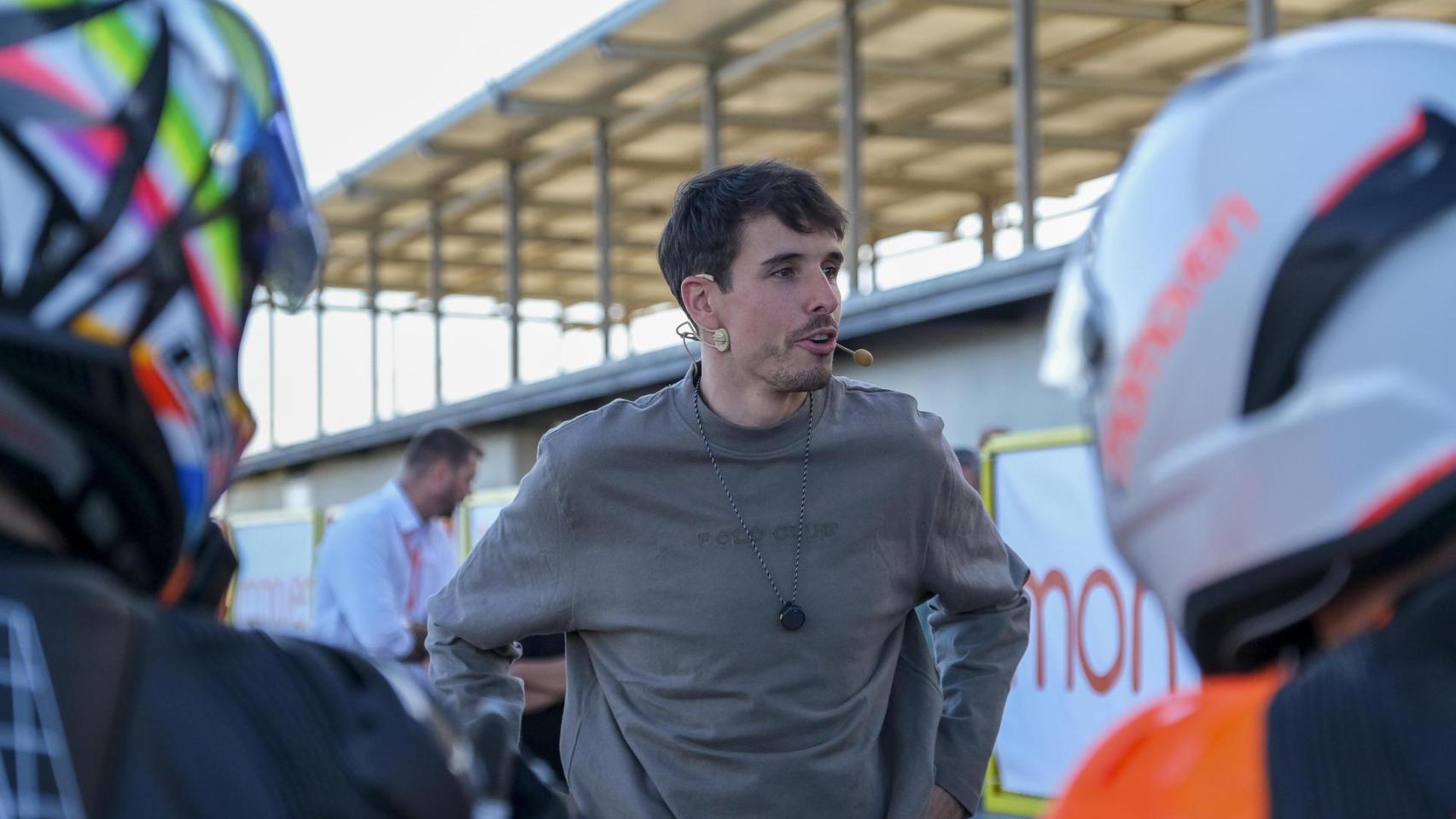 El subcampeón del mundo de MotoGP, Álex Márquez, ofrece en el Circuito de Villena un curso de conducción y protagoniza una exhibición sobre su Ducati Panigale V4 AM73 Edition.