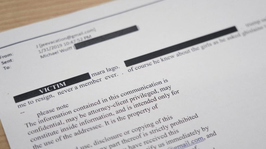 Correos electrónicos recientemente publicados salpican al presidente Trump.