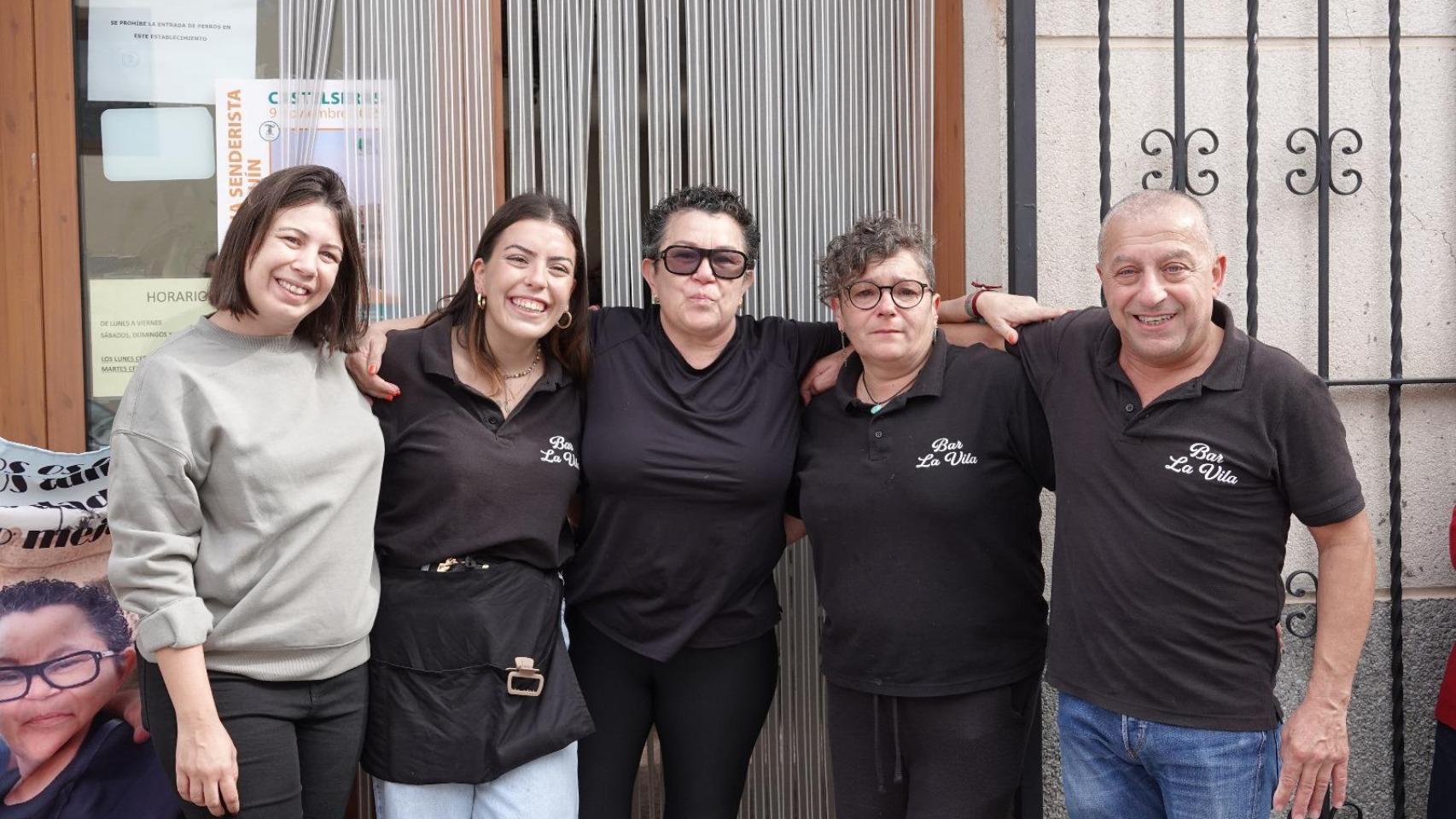 Marisa y José Antonio con sus hijas en la despedida de su bar.