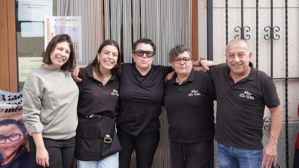 Marisa y José Antonio con sus hijas en la despedida de su bar.