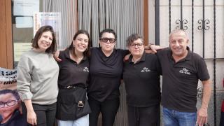 Marisa y José Antonio con sus hijas en la despedida de su bar.