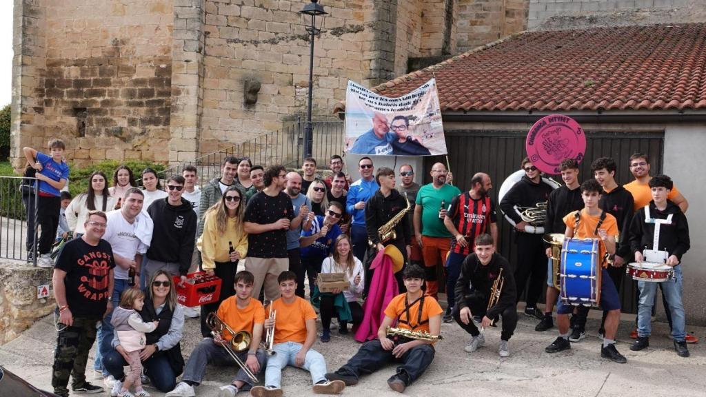 Charanga y vecinos durante la fiesta de despedida.