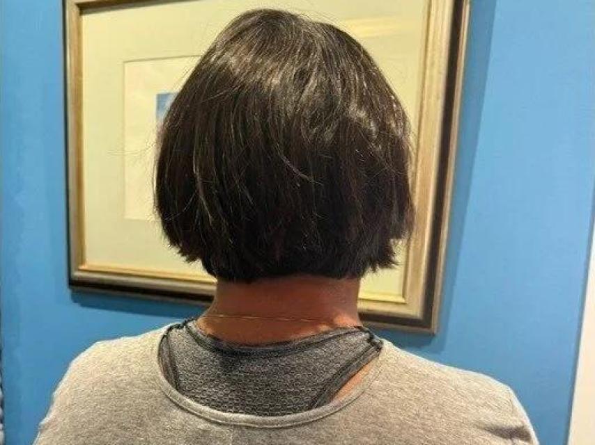 María Dolores, creadora de la petición, de espaldas para proteger su anonimato.